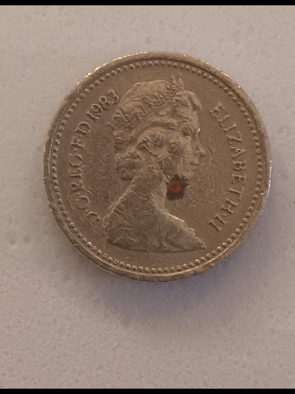 1983 British Queen Coin with ERROR Upside Down Lettering On The Sides.
